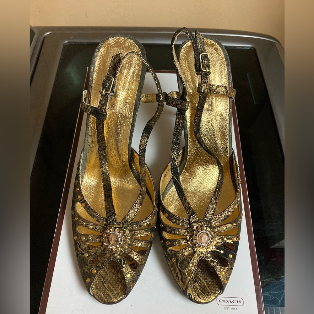 Súper cute, gold, party shoes. Perfect for New Year party 🎉 🎉 🎉